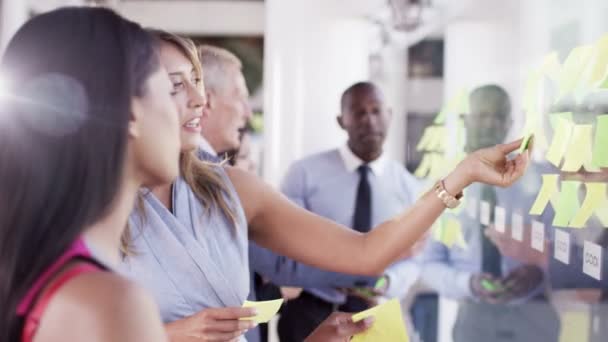 Équipe d'affaires brainstorming pour des idées 