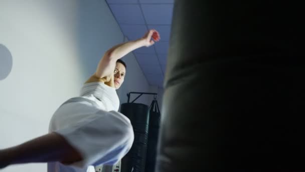 Тренування боксера з мішком для ударів — стокове відео