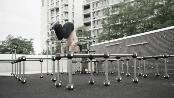 Man doet een handstand — Stockvideo