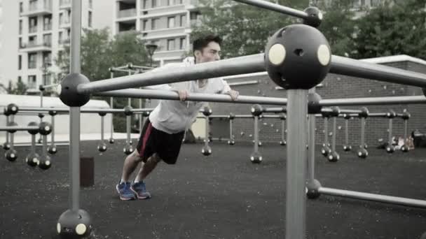 Hombre haciendo ejercicio en al aire libre — Vídeo de stock