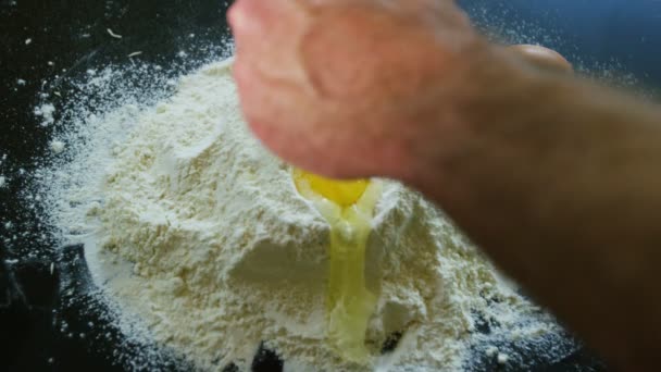 Świeże jaja popękane w kupę mąki — Wideo stockowe