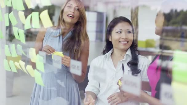 Team brainstormen voor ideeën met sticky notes — Stockvideo