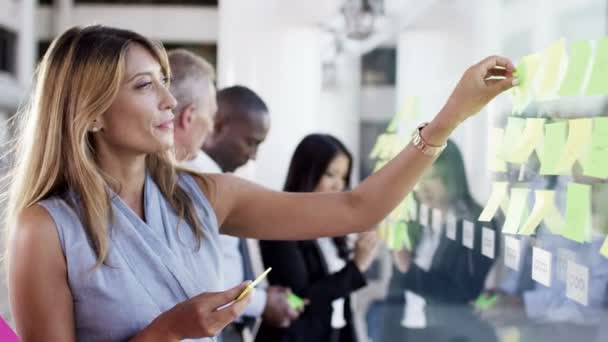 Equipe de negócios brainstorming para ideias — Vídeo de Stock