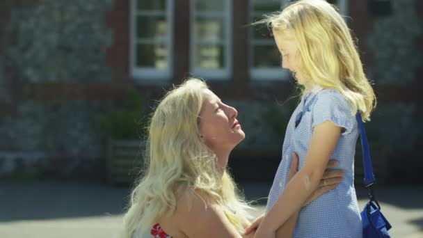 Chica saluda a madre después de terminar la escuela — Vídeo de stock