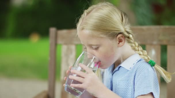 Κορίτσι γυαλί κατανάλωσης νερού — Αρχείο Βίντεο