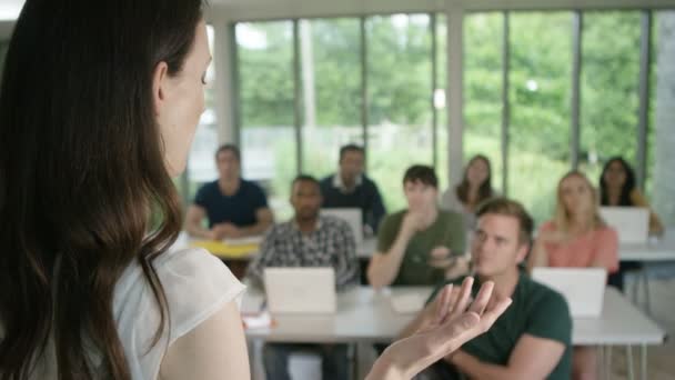 Professor conversando com alunos — Vídeo de Stock