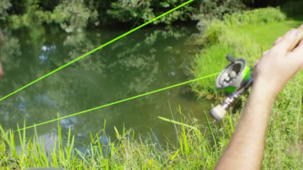 Hombre Pesca en el lago — Vídeos de Stock