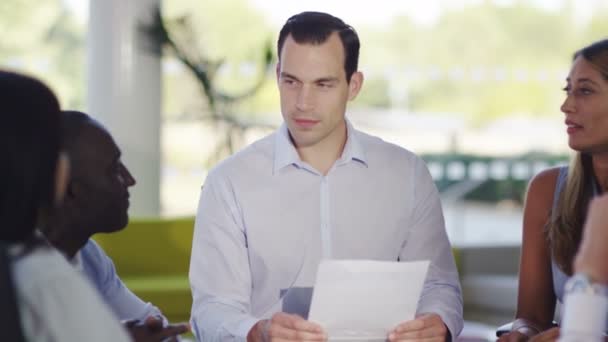 Grupo empresarial que negocia un acuerdo — Vídeo de stock