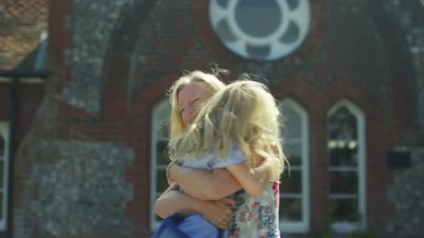 Mädchen grüßt Mutter nach Schulabschluss — Stockvideo