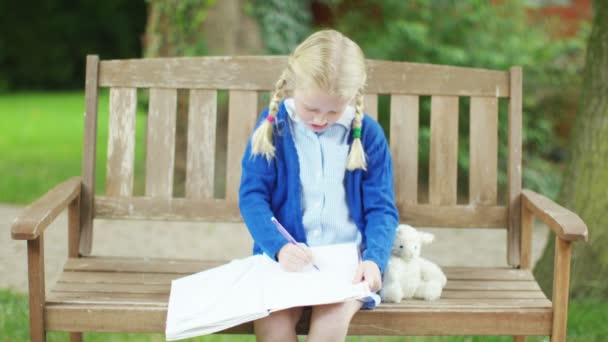 Meisje doet huiswerk — Stockvideo