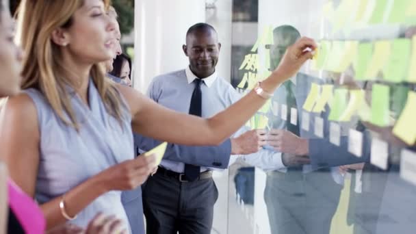 Équipe d'affaires brainstorming pour des idées 