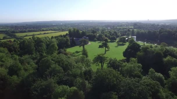 Casa de campo histórica e terrenos — Vídeo de Stock