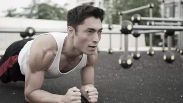 Man working out in outdoor — Stock Video