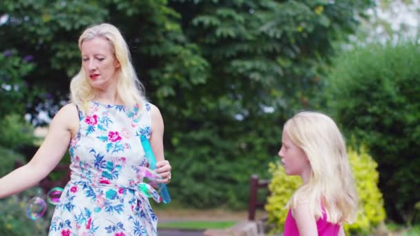 Girl with mum, playing with bubbles — Stock Video