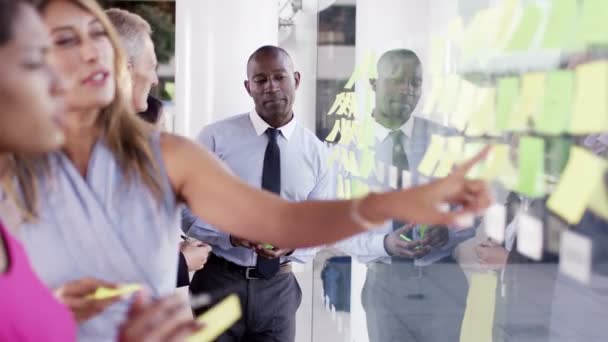 Équipe d'affaires brainstorming pour des idées 