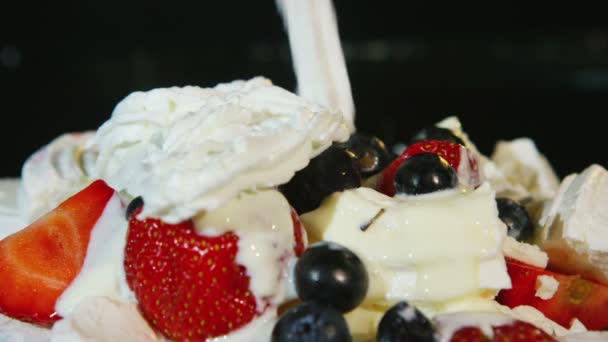 Dessert con frutta e panna montata — Video Stock