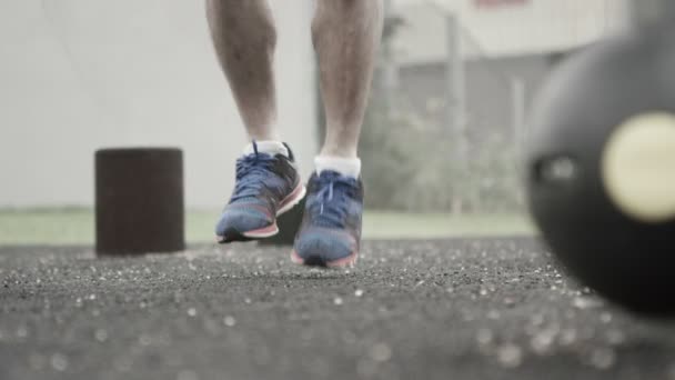 Man working out with skipping rope — Stock Video