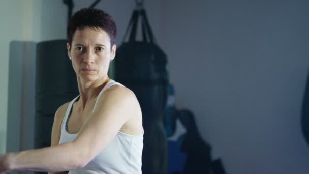 Artista marcial en entrenamiento en el gimnasio — Vídeos de Stock