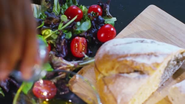 Ингредиенты, смешанные вместе, чтобы сделать салат — стоковое видео