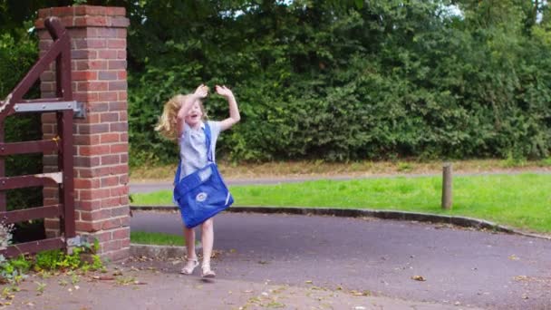 Meisje keert terug naar huis na school — Stockvideo