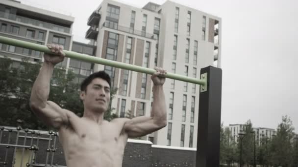 Man working out in outdoor — Stock Video