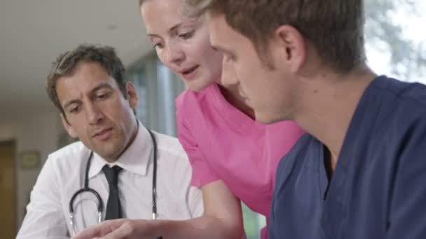 Equipo médico mirando la tableta del ordenador — Vídeo de stock