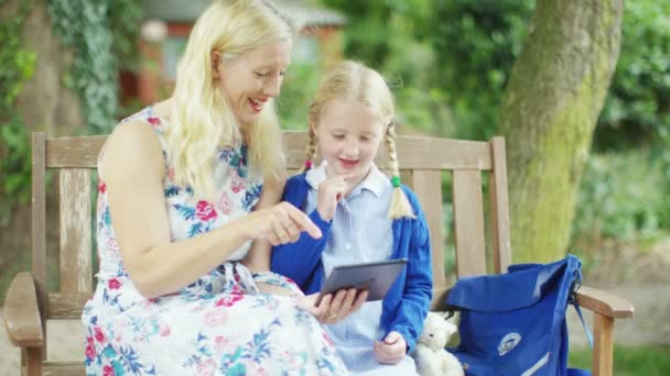 Meisje met moeder kijken naar Tablet PC — Stockvideo