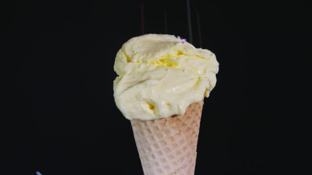 Конус мороженого посыпанный сверху — стоковое видео