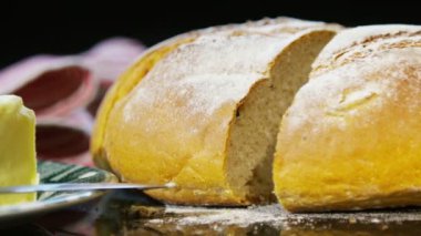 bir somun ekmek dilimleme bıçağı