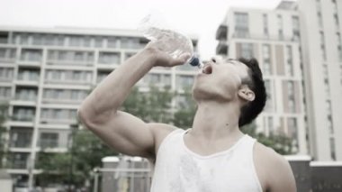 adam su ile suyla temasa bir mola alır