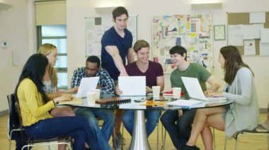 Üniversitede çalışma öğrenci grubu