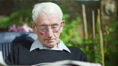 yaşlı adam çay içme