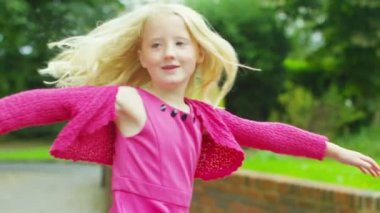 Baloncuklarla oynayan kız