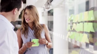 iş adamı ve beyin fırtınası fikirlerini için kadın