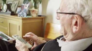 yaşlı adam TV kanalları değiştirme