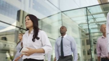 Grup yürüyüş dış ofis binası