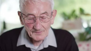 sıcak bir içecek olan yaşlı adam