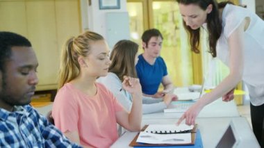 genç bir öğrenci yardımcı öğretmen