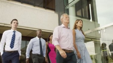 iş takım yürüyen dış ofis binası