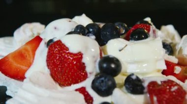 tatlı meyve ve krema ile