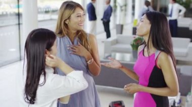  ofiste sohbet kadın iş grubu