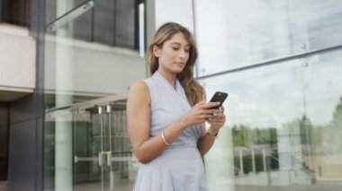 hareket eden telefon arayan iş kadını