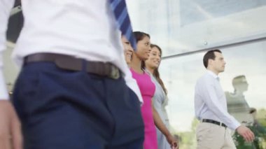 kadın takım yürüyüş ofis binası dışında