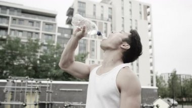 adam su ile suyla temasa bir mola alır