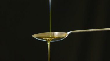 zeytinyağı kaşıkla dökülür varlık