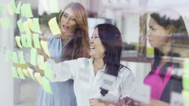 Yapışkan notlar ile fikirler için beyin fırtınası takım