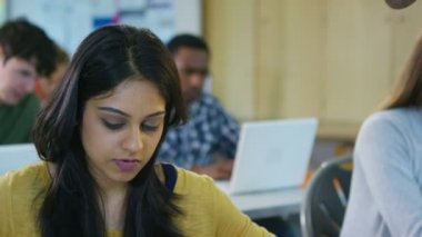 genç bir öğrenci yardımcı öğretmen