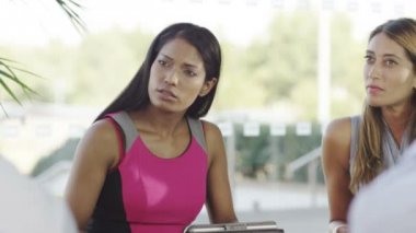 iş grubu müzakere toplantıda el sallamak