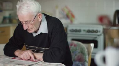 yaşlı adam okuma gazete