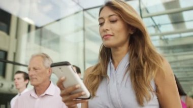 hareket eden telefon arayan iş kadını